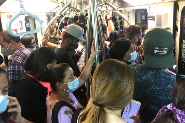 Coronavirus in Chile, überfüllte U-Bahn in Santiago de Chile