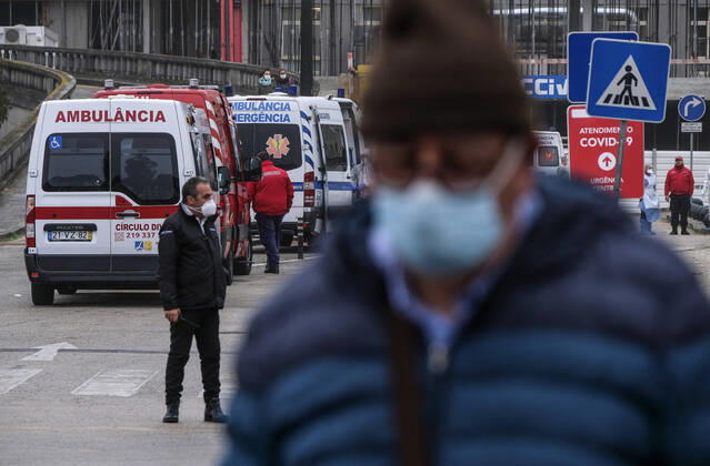 Coronavirus in Portugal, Krankenwagen vor einem Krankenhaus in Lissabon