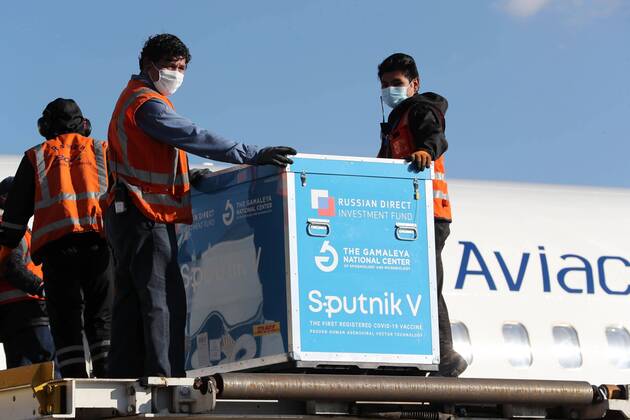 Coronavirus in Bolivien, Ankunft von Impfstoff am Flughafen in El Alto