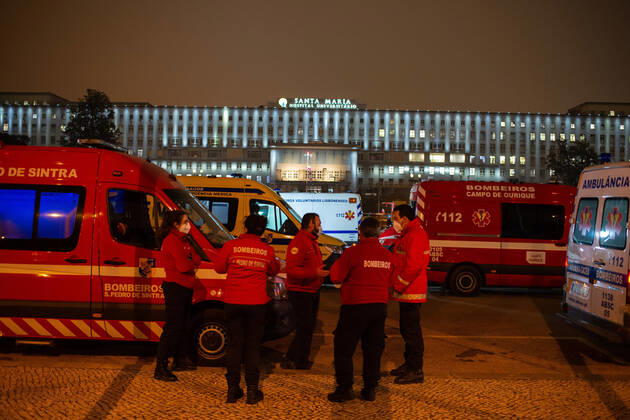Coronavirus in Portugal, Krankenwagen vor dem Hospital Santa Maria in Lissabon