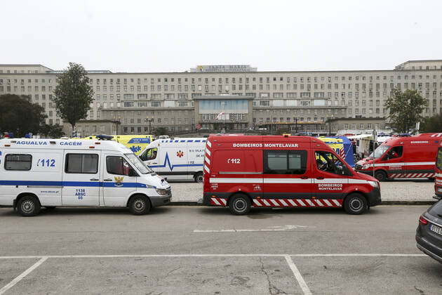 Coronavirus in Portugal, Katastrophenschutz vor dem Santa Maria Hospital in Lissabon
