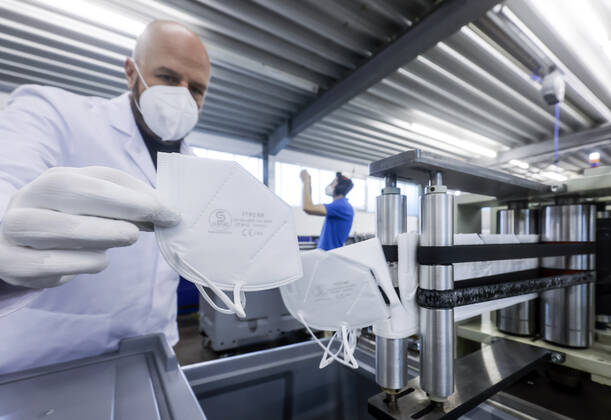 Coronavirus, FFP2 Masken Produktion bei Sentias German Care in Wuppertal