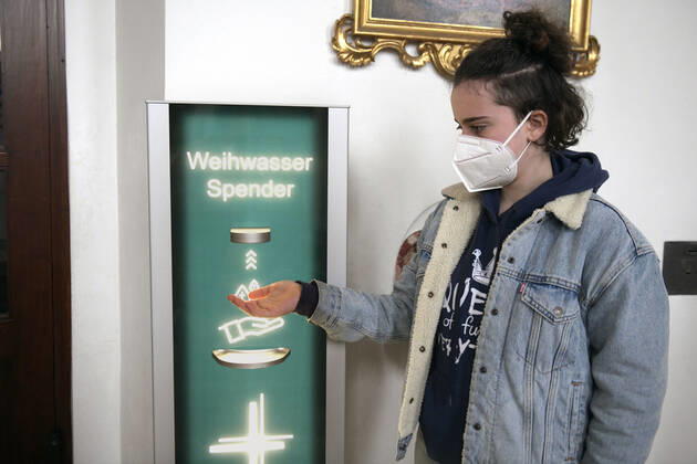 Coronavirus - Weihwasserspender in einer Kirche in Bayern