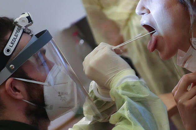 Coronavirus in Niedersachsen, Bundeswehr Soldaten helfen in einem Altenheim in Hannover