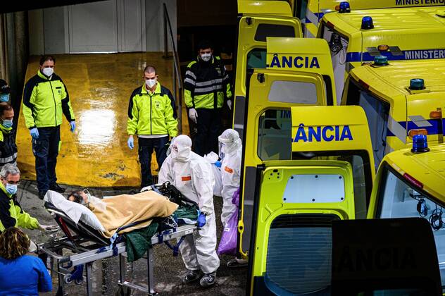Coronavirus in Portugal, Krankenwagen vor einem Krankenhaus in Porto