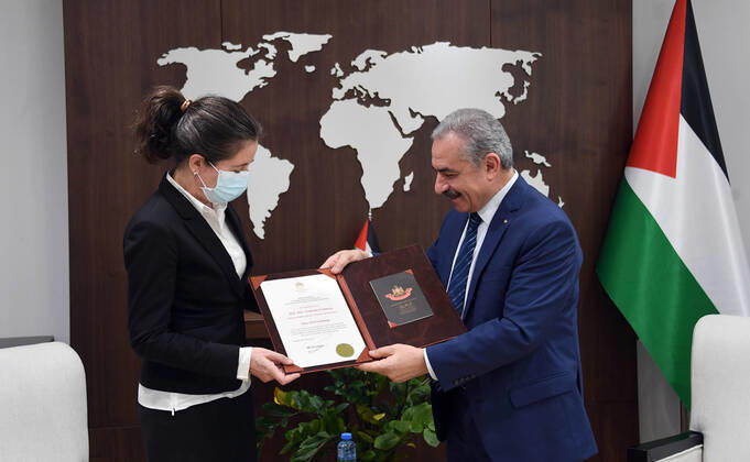 Palästina, Mohammad Ishtayeh übergibt Award an Natalia Feinberg in Ramallah