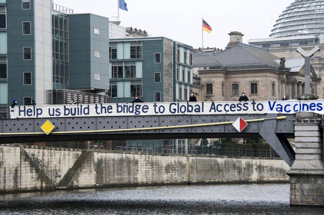 Coronavirus, Plakataktion der Universities Allied for Essential Medicines UAEM in Berlin