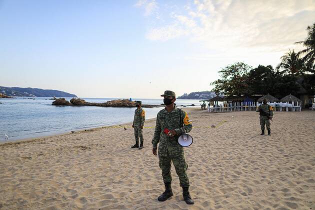 Coronavirus in Mexiko, Soldaten bewachen Strand in Acapulco