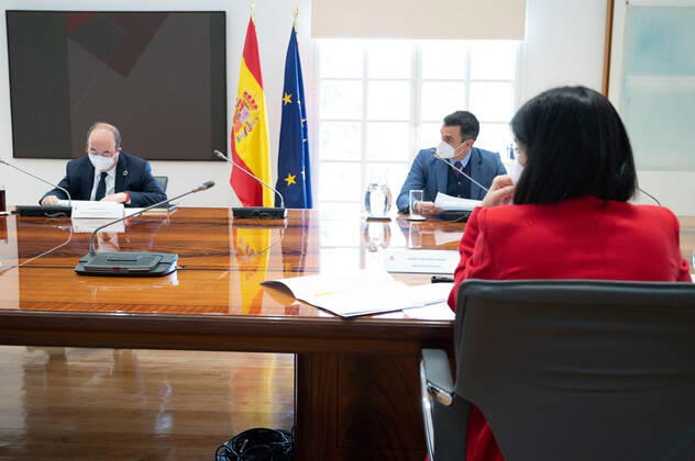 Coronavirus in Spanien, Pedro Sanchez leitet Sitzung in Madrid