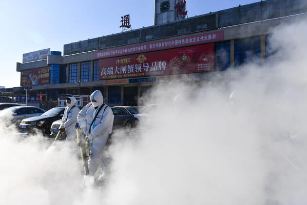 Coronavirus in China, Desinfektion des Bahnhofs-Vorplatzes in Tonghua