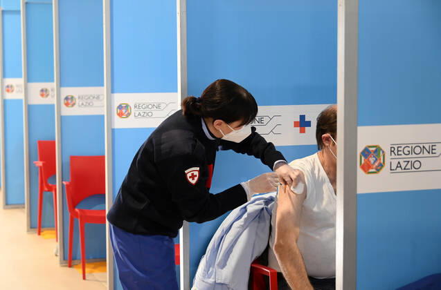 Coronavirus in Italien, Impfung von Gesundheitsmitarbeitern in Rom
