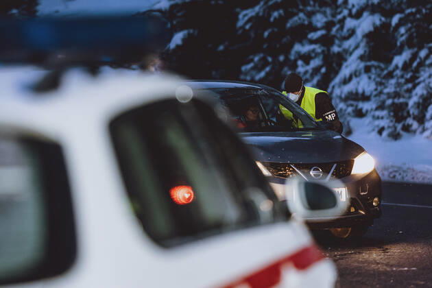 Coronavirus in Österreich, Soldaten kontrollieren Ausreisende aus Tirol