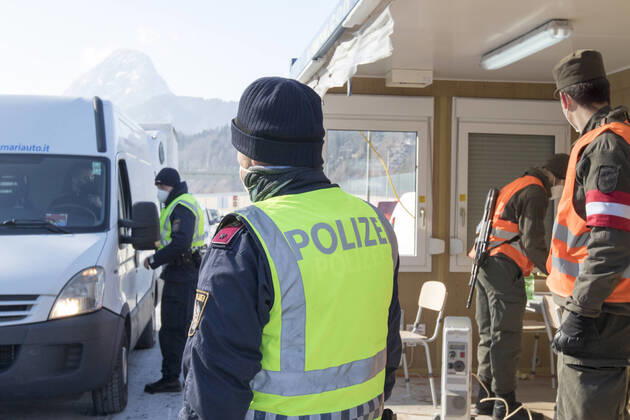 Coronavirus in Österreich, Beginn der Grenzkontrollen zu Deutschland in Niederndorf-Oberaudorf