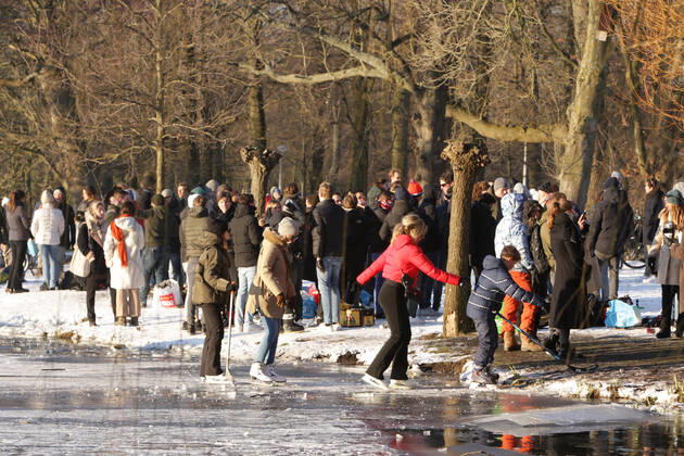 Coronavirus in den Niederlande, Ausflügler im winterlichen Vondelpark in Amsterdam