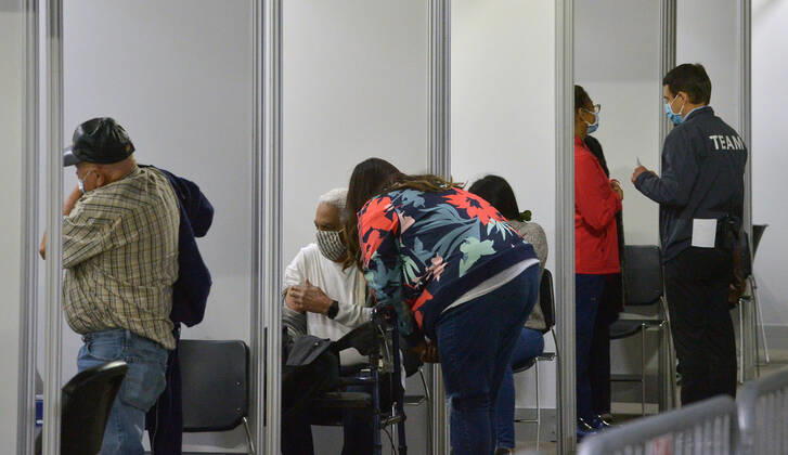 Coronavirus in den USA, Impfung in Pomona, Kalifornien