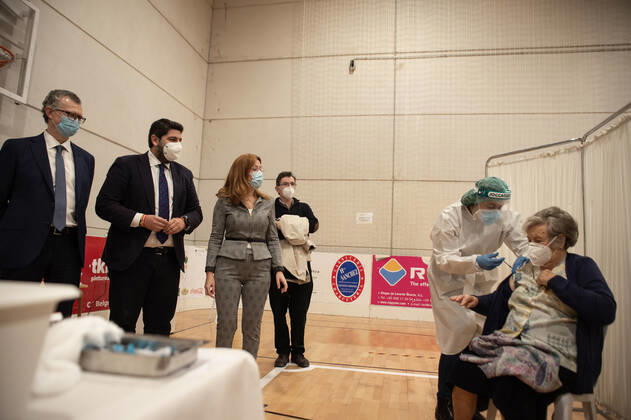 Coronavirus in Spanien, Impfungen in einer Sporthalle in Murcia