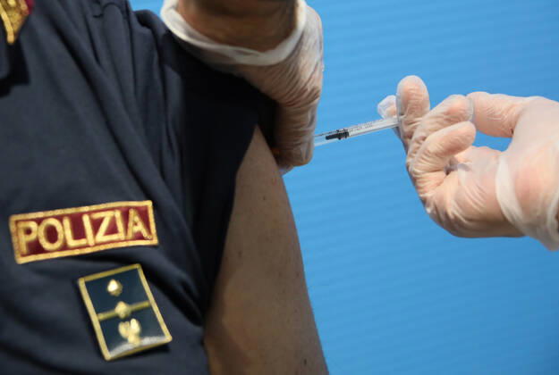 Coronavirus in Italien, Polizisten werden in Rom geimpft