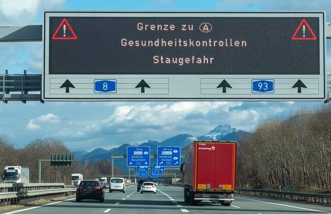 Coronavirus, Hinweistafel zu Gesundheitskontrollen am Irschenberg an der Autobahn A8