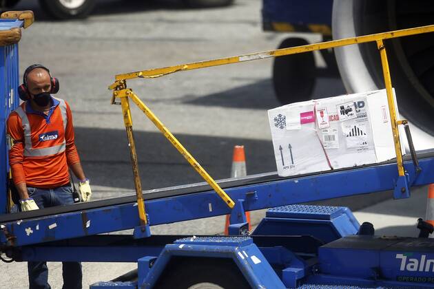 Coronavirus in Kolumbien, Ankunft von Impfstoff an Flughafen bei Medellin