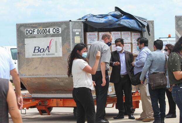 Coronavirus in Bolivien, Ankunft von Medikamenten aus Indien am Flughafen Santa Cruz