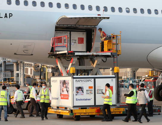 Coronavirus in Hongkong, Ankunft von Impfstoff am Flughafen