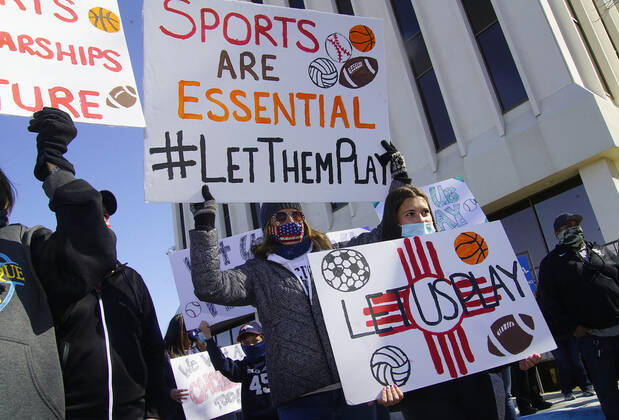 Coronavirus in den USA, Proteste gegen die Absage von Sportveranstaltungen in Albuquerque