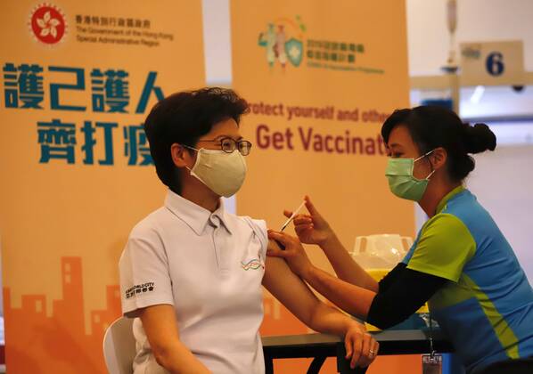 Coronavirus in Hongkong, Carrie Lam lässt sich impfen