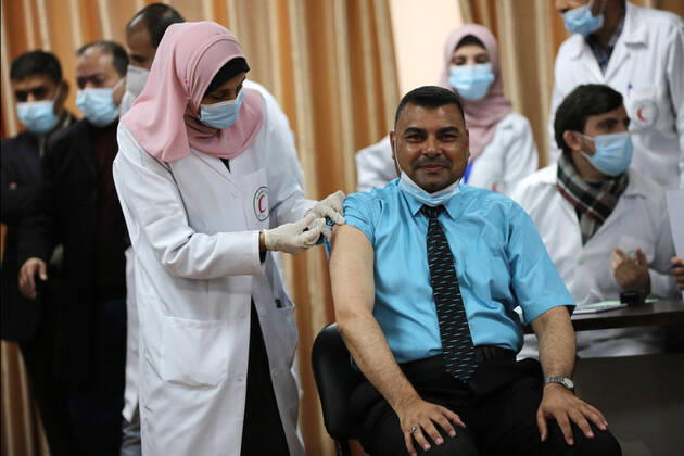 Coronavirus in Palästina, Ärzte erhalten im Gesundheitsministerium in Gaza-Stadt ihre erste Impfung
