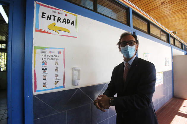 Coronavirus in Chile, Bildungsminister Raul Figueroa besucht Jose Bernardo Suarez Schule in Santiago