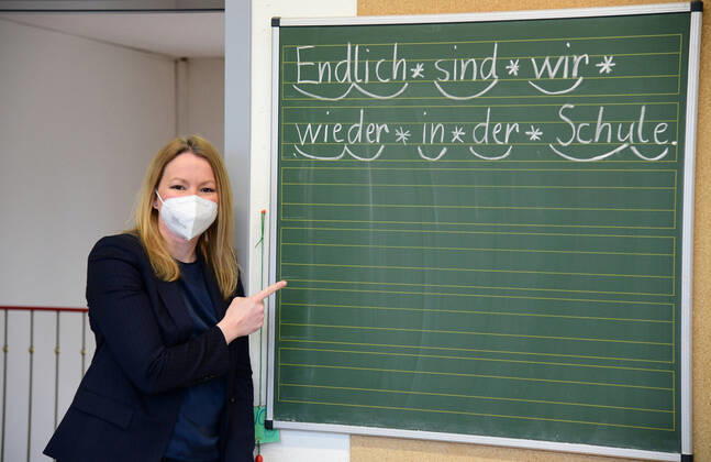 Coronavirus im Saarland, Bildungsministerin Streichert-Clivot besucht Schule in Lautzkirchen