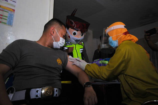 Coronavirus in Indonesien, Impfung von Polizeipersonal in Surabaya