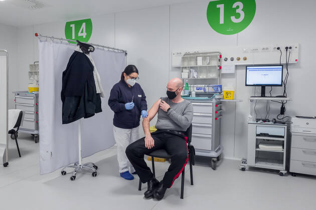 Coronavirus in Italien, Sicherheitskräfte in Mailand erhalten AstraZeneca Impfungen