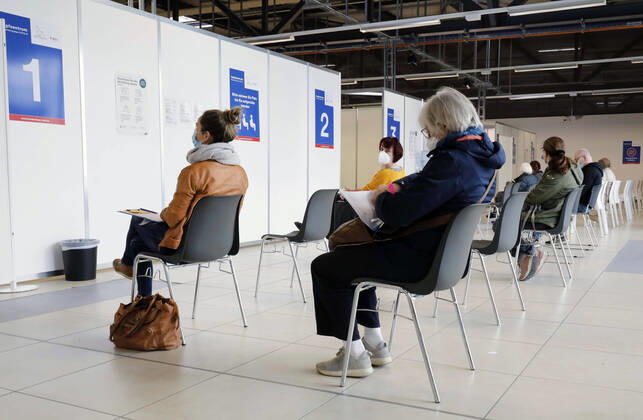 Coronavirus in Brandenburg, Impfzentrum im BER Terminal 5 in Schönefeld