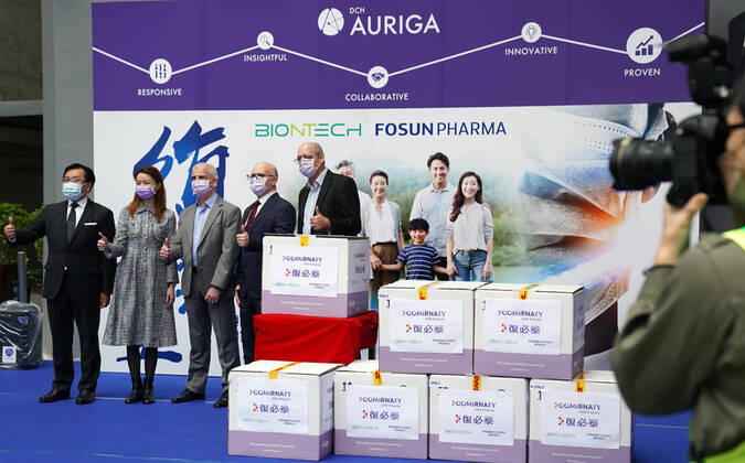 Coronavirus in Hongkong, Ankunft einer Lieferung Comirnaty Impfstoff von BioNTech
