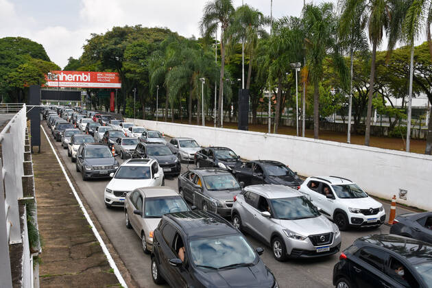 Coronavirus, Schlange vor dem drive thru - Impfpunkt in Sao Paulo