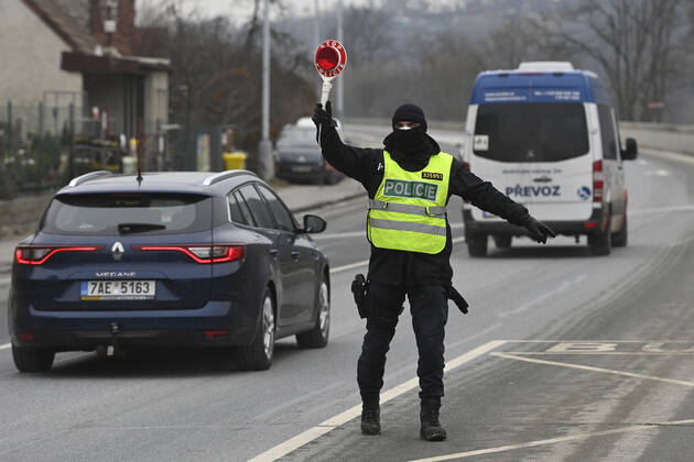 Coronavirus in Tschechien, Straßenkontrollen der Polizei in Prag Zbraslav