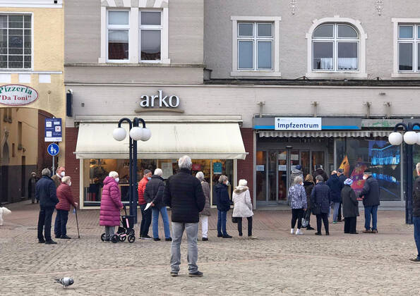 Coronavirus in Schleswig-Holstein, Warteschlange vor dem Impfzentrum in Eutin