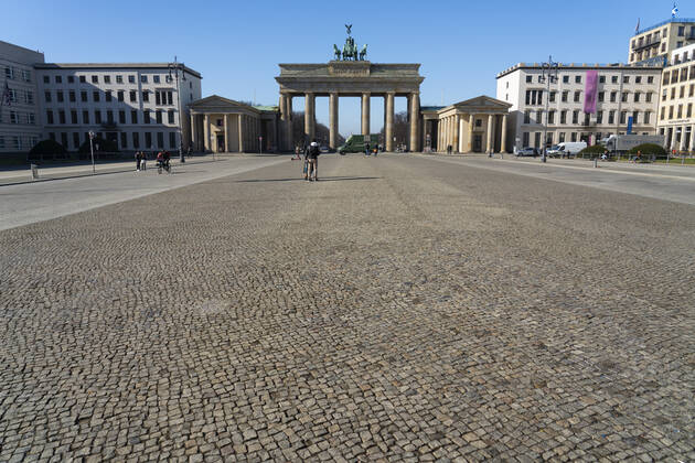 Coronavirus in Berlin, Fast menschenleerer Pariser Platz vor dem Brandenburger Tor