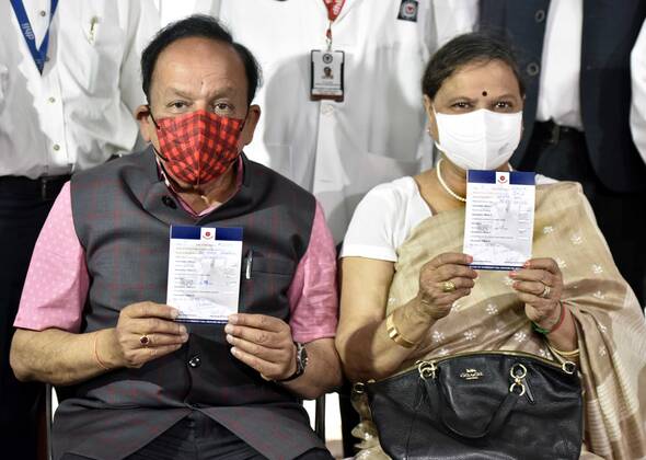 Coronavirus in Indien, Gesundheitsminister Harsh Vardhan und seine Frau Nutan Goel lassen sich impfen