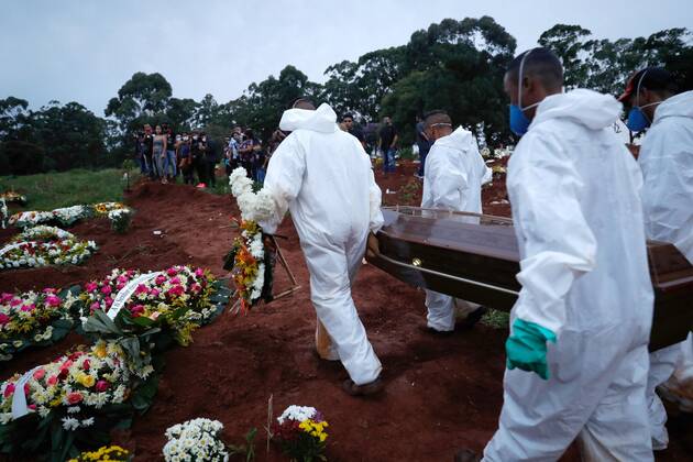 Coronavirus in Brasilien, Beerdigung auf einem Friedhof in Sao Paulo