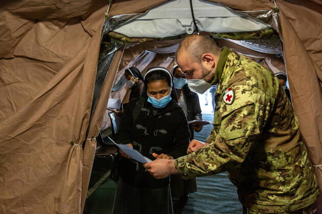 Coronavirus in Italien, Impfungen in Militärkrankenhaus in Mailand