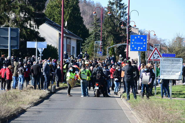 Coronavirus im Saarland, Proteste am Grenzübergang Goldene Bremm in Saarbrücken