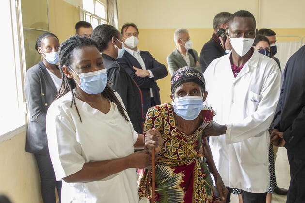 Coronavirus in Ruanda, Charles Michel bei einer Impfung in Bugesera