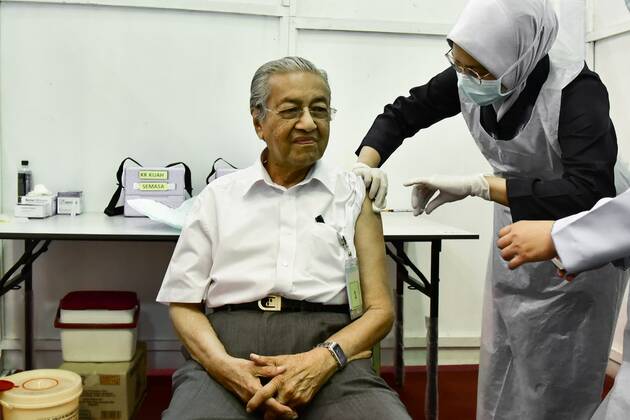 Coronavirus in Malaysia, Impfung von Premier Mahathir Mohamad in Langkawi