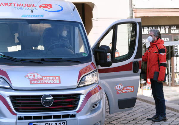 Coronavirus in Baden-Württemberg, Boris Palmer am DRK Arztmobil in Tübingen