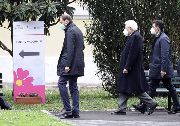 Coronavirus in Italien, Präsident Mattarella besucht Impfzentrum in Rom
