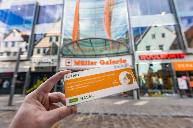 Coronavirus, Lyher Schnelltest vor Müller Drogerie in Reutlingen