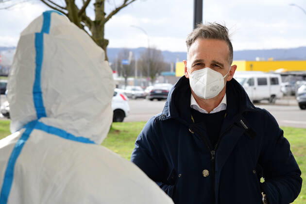 Coronavirus im Saarland, Heiko Maas besucht kostenlose Teststation in Ensdorf