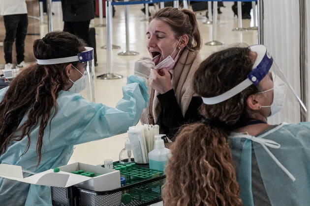 Coronavirus in Israel, Passagiere werden am Flughafen Ben Gurion in Tel Aviv getestet