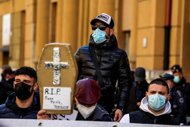 Coronavirus in Italien, Protest gegen Corona-Maßnahmen in Neapel
